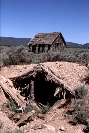 http://www.ghosttowns.com/states/az/images/wolfholeaz1.jpg